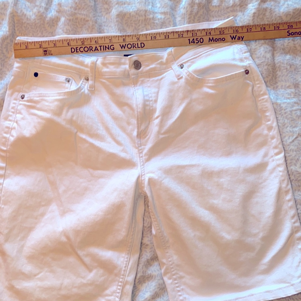 Calvin Klein Women’s White Bermuda length shorts. Size 14. Like New. - Picture 5 of 8
